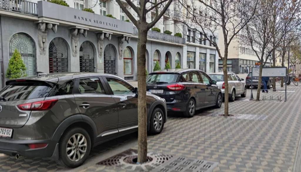 Mestna občina Ljubljana: Parkiranje na pločniku ni dovoljeno! A Janković pravi drugače