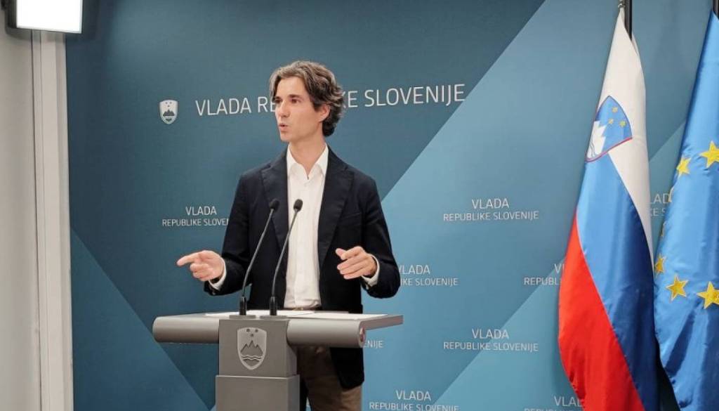 Dvig plač zanetil paniko: Računovodjem gorijo telefoni
