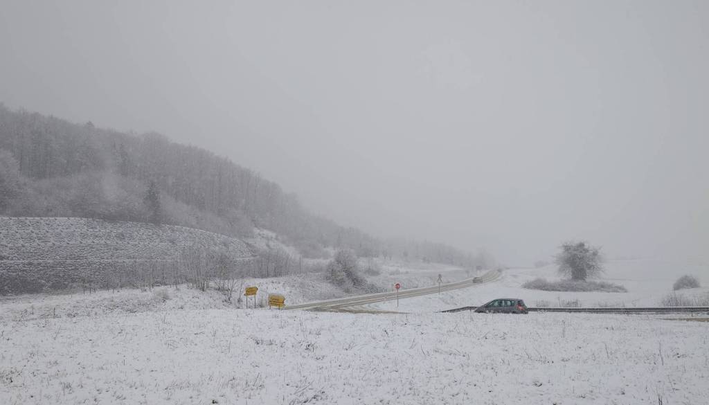 Sneg in poledica tudi na Dolenjskem, meteorologi svetujejo previdnost