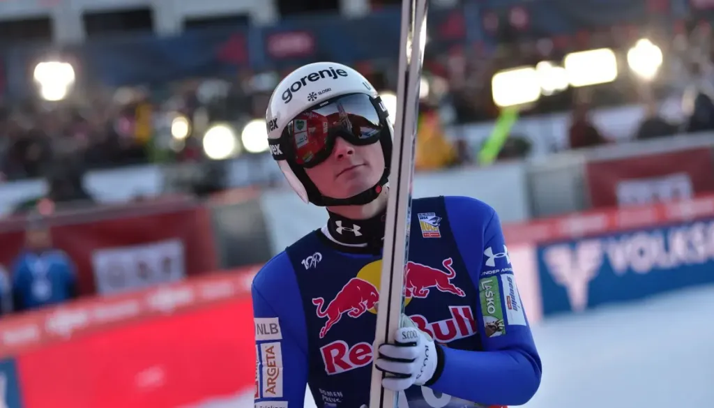 Domen Prevc le še polet od svetovnega naslova!