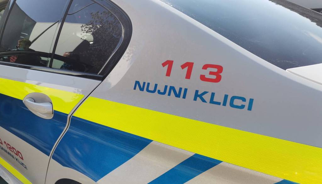 V Mariboru z gasilnikom razbil bankomat, na Ptuju vlomil prodajalno vozovnic na železniški postaji