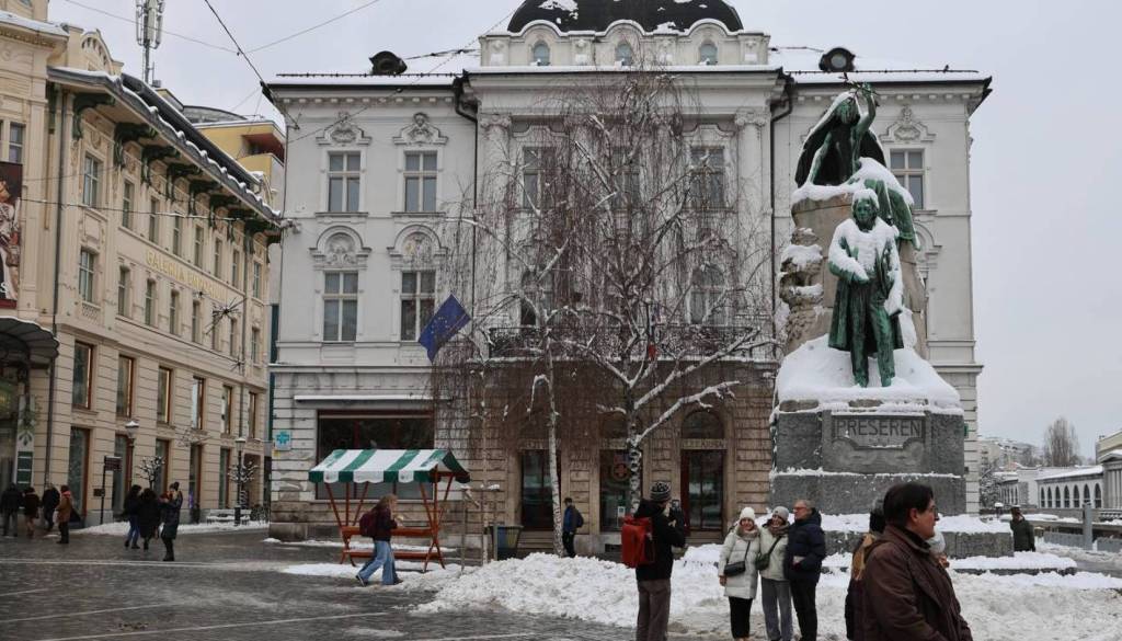 Konec tedna v Ljubljani s sneženjem in poledico, previdno na cestah