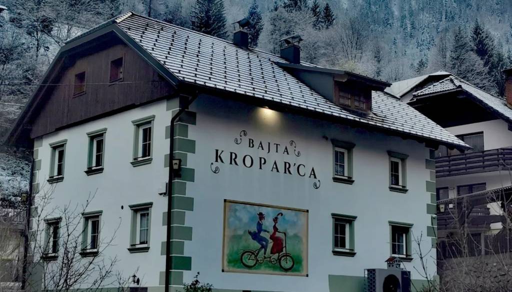 Iz železarske hiše v uspešen hostel, v Kropi prodajajo Bajto Kroparco