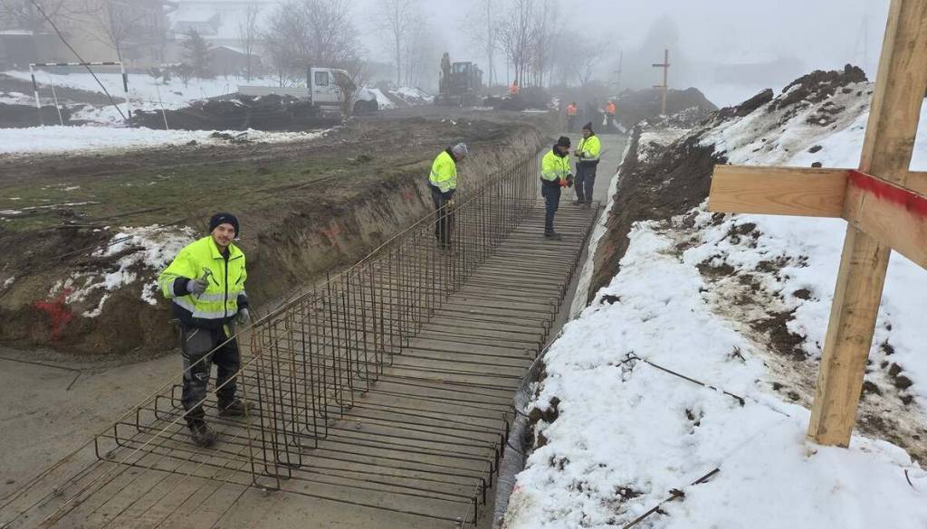 Kljub zimskim razmeram dograditev in nadvišanje visokovodnih nasipov v polnem teku