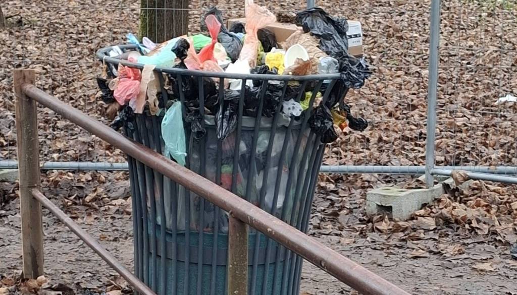 Šiška pod plastjo smeti: Koši v parkih polni že 18 dni!