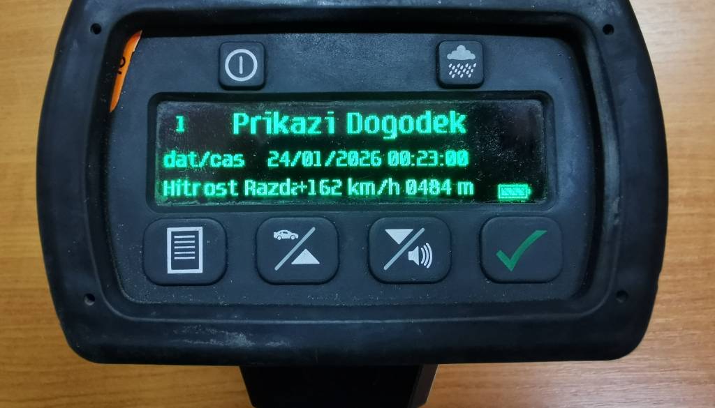Ribniški policisti ustavili voznika, ki je omejitev prekoračil za kar 63 kilometrov na uro