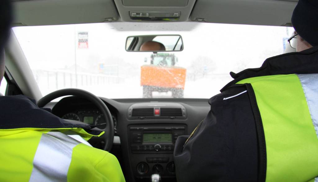 Policisti zunaj naselja ustavili voznika, ki je omejitev prekoračil za kar 63 kilometrov na uro