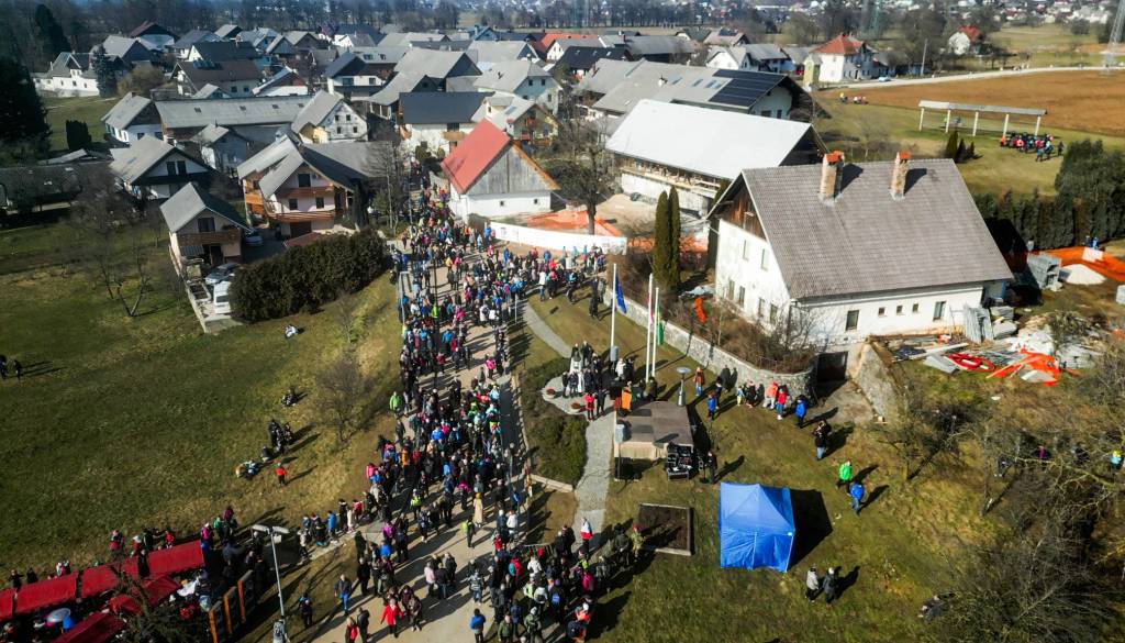 Kulturni praznik posebej slovesen v Vrbi: Pohod in prvi vstop v prenovljeno Prešernovo rojstno hišo