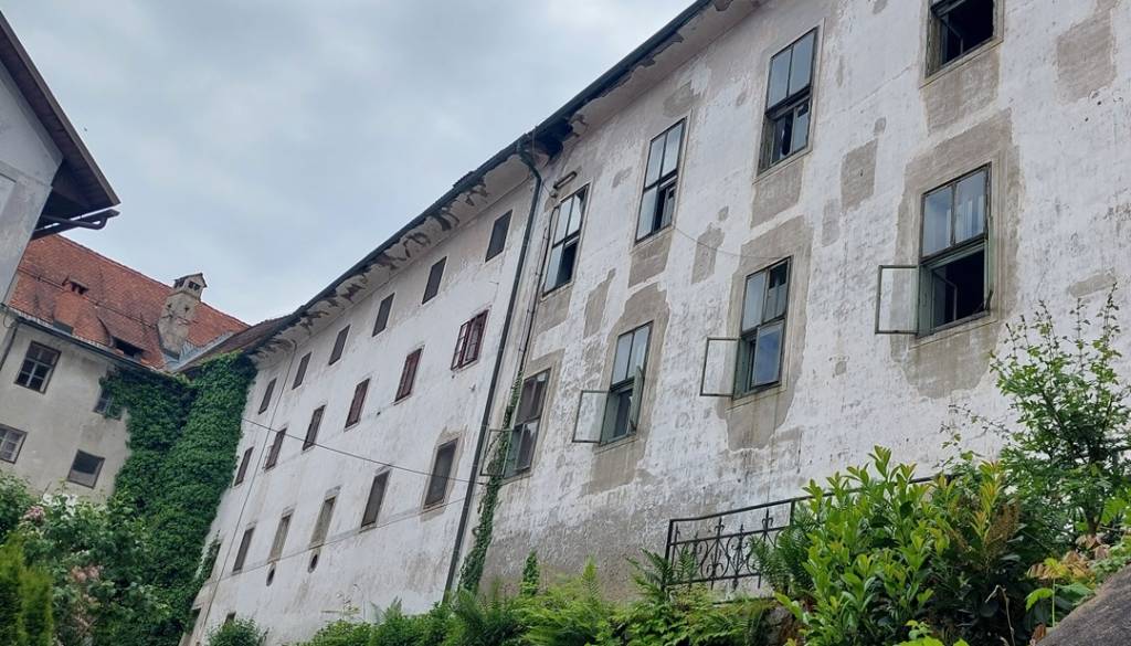 VIDEO: Škofija mestu podarila samostan, župan: »Skriti loški biser dobiva novo življenje.«