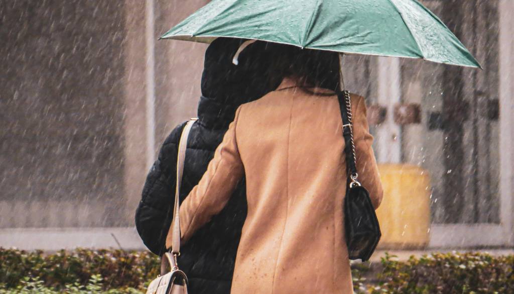 Jutri do večera se bo dež razširil nad vso državo. Tudi meja sneženja se bo spuščala.