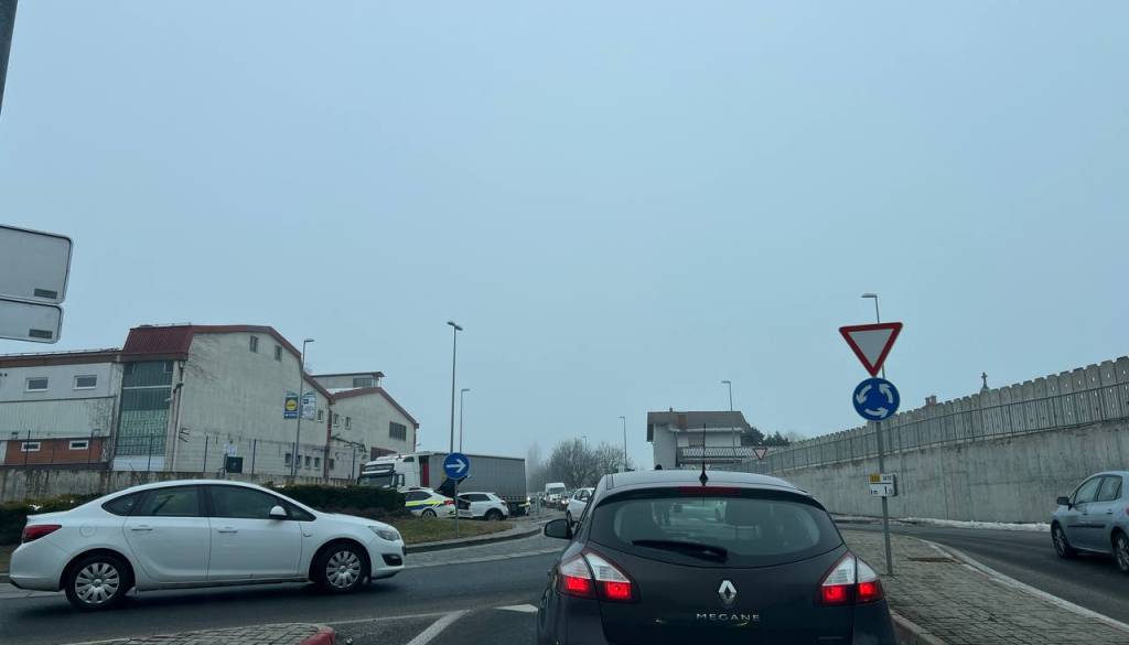 FOTO: Zmešnjava v krožišču v Murski Soboti