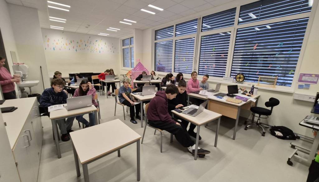 VIDEO: To je resničnost škofjeloške šole s prilagojenim programom: Učitelji prevzemajo vlogo zdravstvenikov