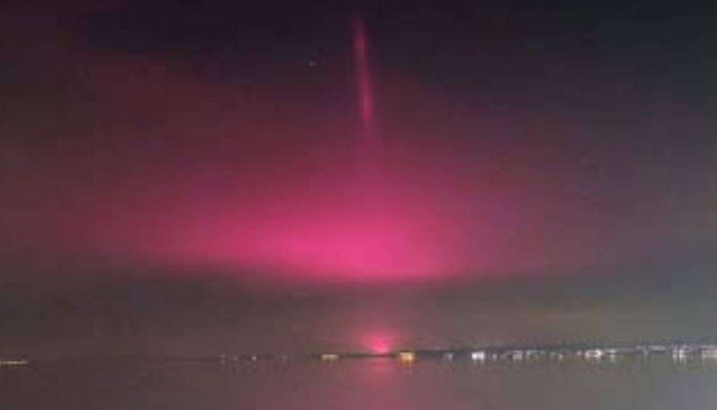 Nad Blatnim jezerom zažarel skrivnosten svetlobni steber