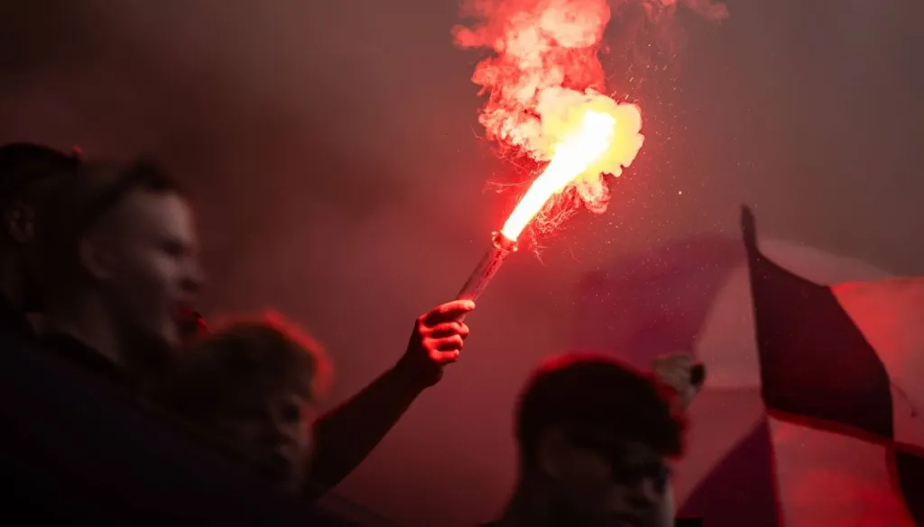 Konec huliganstva na tribunah? Za nasilno vedenje po novem predvidena visoka globa