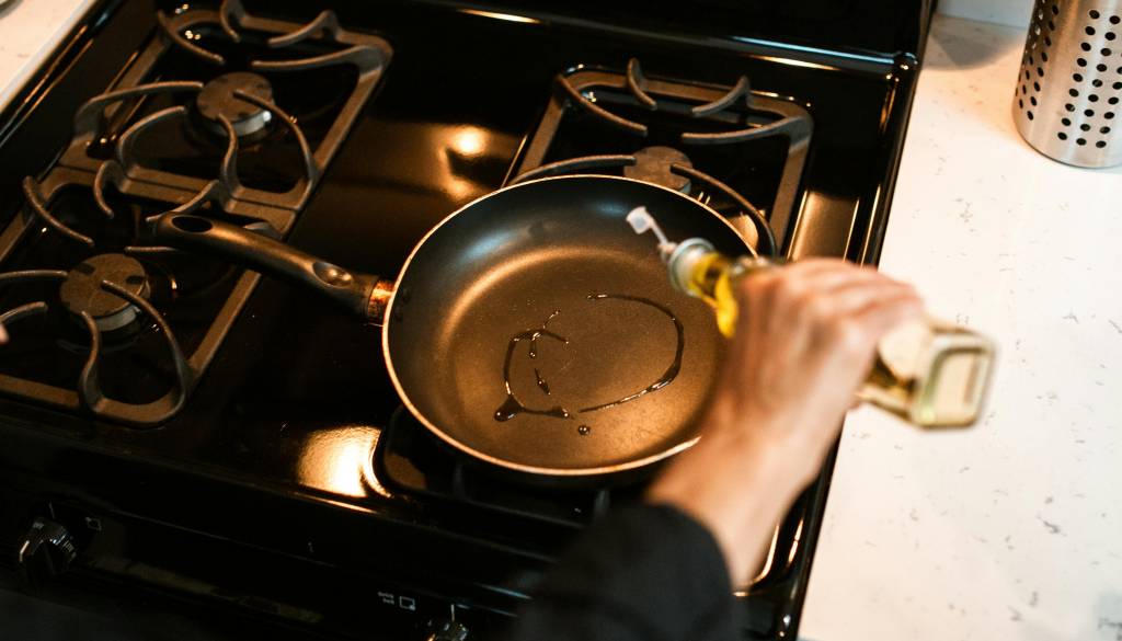 Snaga svetuje: S temi naravnimi triki lahko stare ponve spet zasijejo