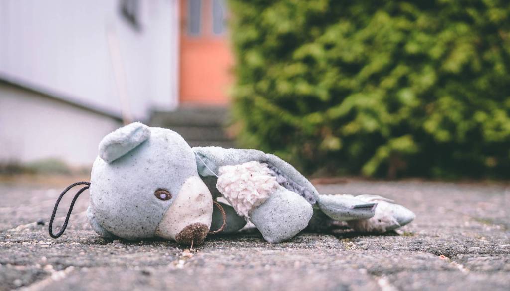 25 let zapora za moškega, ki je leta zlorabljal hčerko in pastorke ter snemal njune prijateljice
