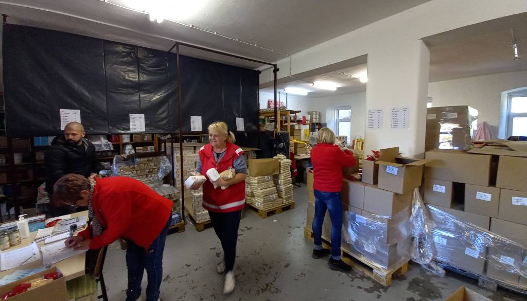 Sram pred sosedi: Prosijo, da prostovoljci Rdečega križa na Jesenicah in v Radovljici hrano prinesejo zvečer