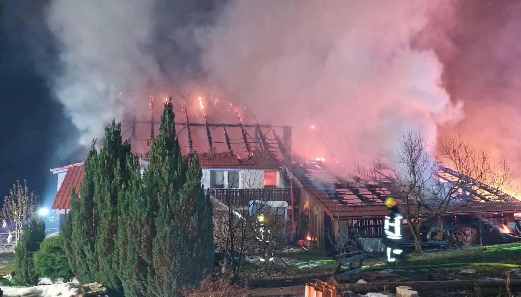 FOTO: Požar na Štajerskem uničil dom, invalidna gospa in partner ostala brez vsega
