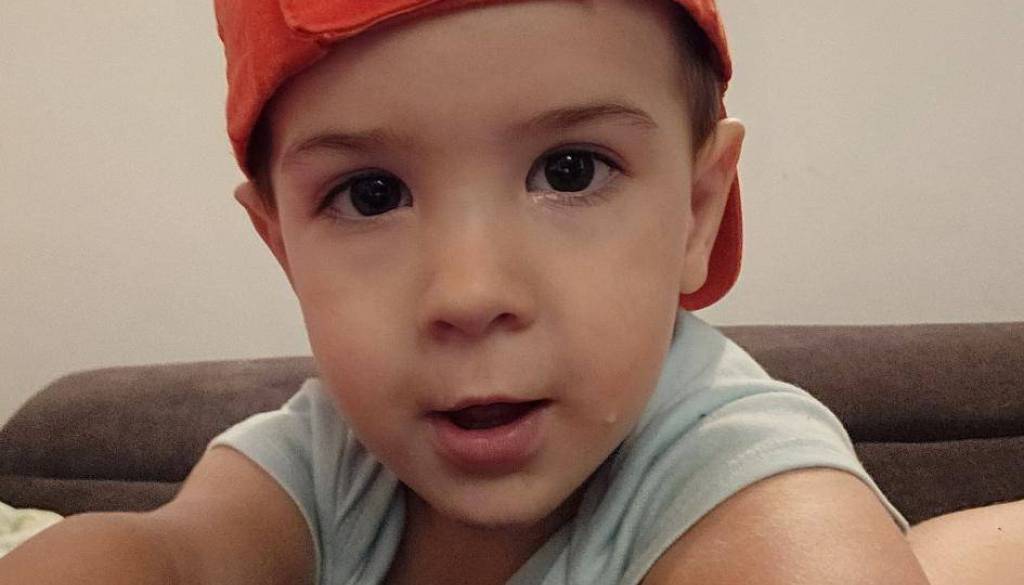 Ima tri leta in redko bolezen: Aleks iz Kranja potrebuje našo pomoč čim prej