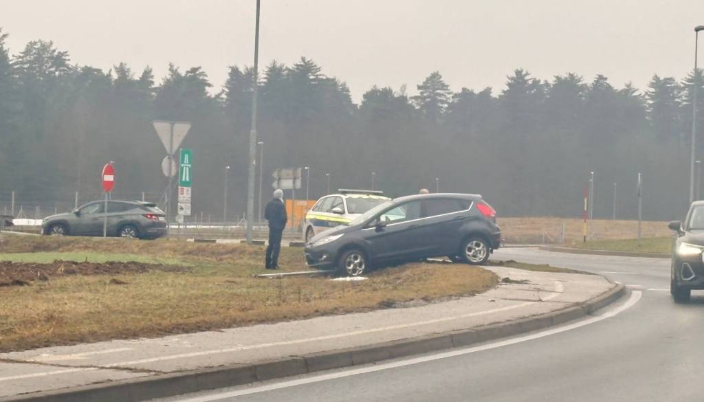 FOTO in VIDEO: Vozniki, previdno! Prometna nesreča v krožišču na Hajdini