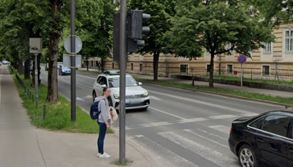 Na Roški vozniki vozijo skozi rdečo, otroci že na prehodu