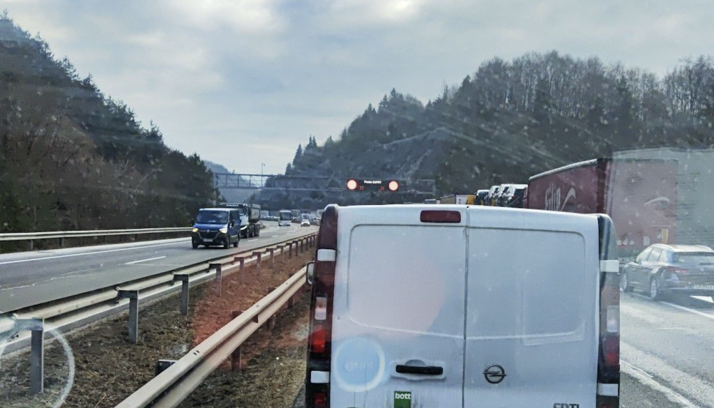 Pozor! Počilo na dolenjski avtocesti, zaprt je vozni pas, zastoj vse do Ljubljane
