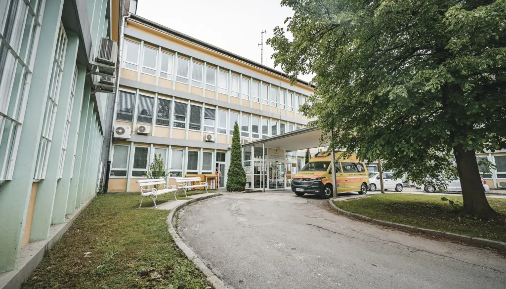 Kaj se dogaja na Jesenicah? Ljudje dobivajo klic, da so ostali brez zdravnika