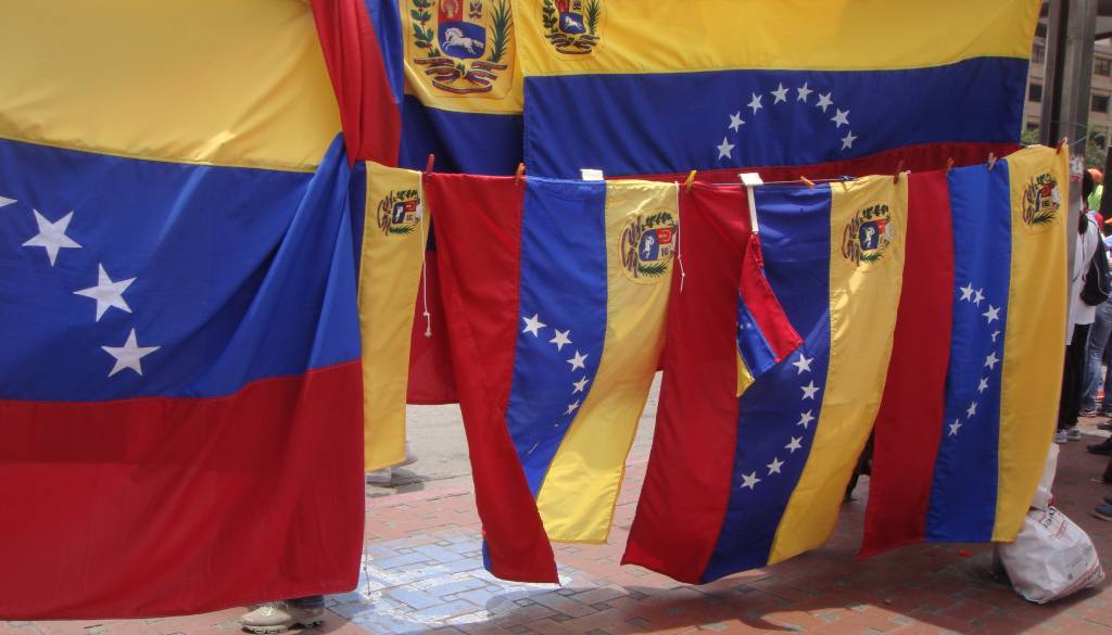 Maduro poziva k mobilizaciji: Caracas pretresle eksplozije, več območij brez elektrike