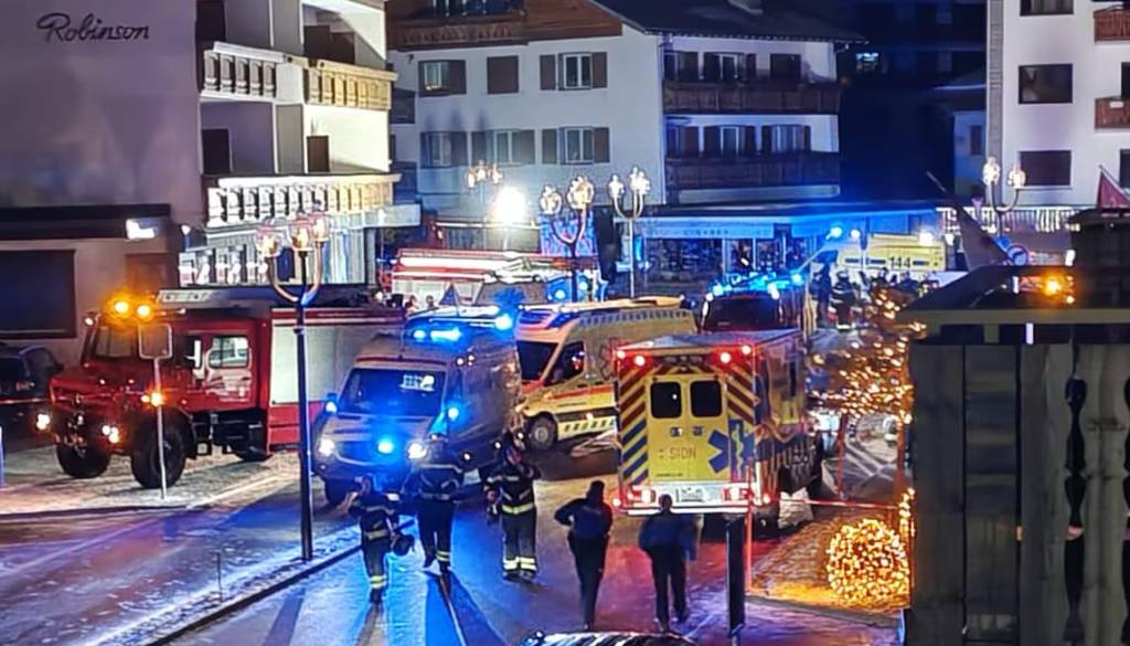 Tragedija v švicarskem letovišču: Sumijo malomarnost pri požaru s 40 žrtvami