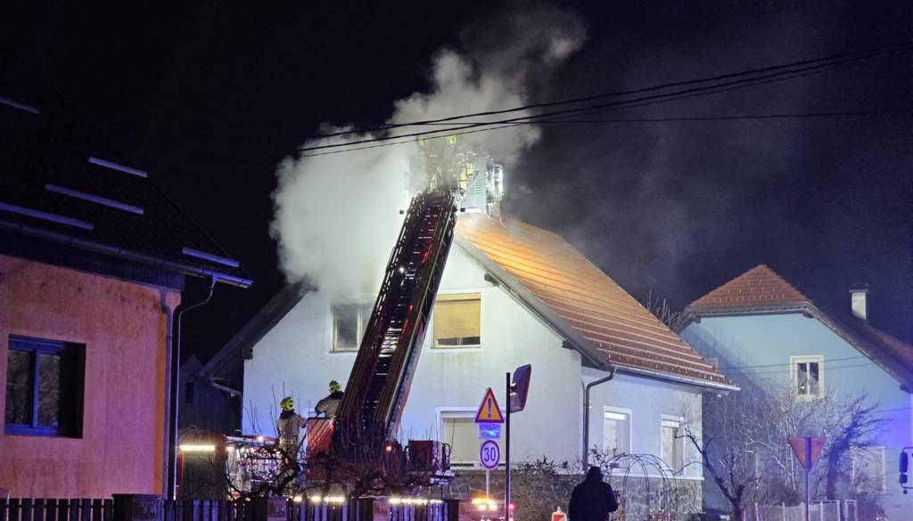 FOTO in VIDEO: Studenci v dimu, okoli polnoči izbruhnil požar na Šarhovi ulici