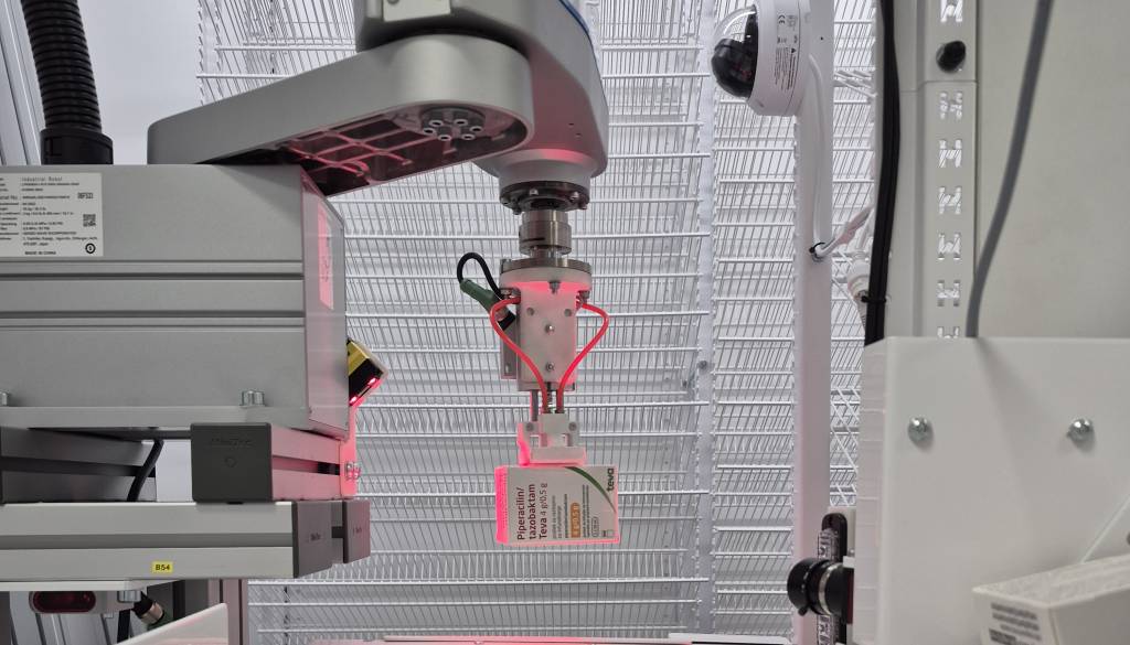 Prelomna novost v Ljubljani, zdravila v Onkološkem inštitutu zdaj izdaja robot