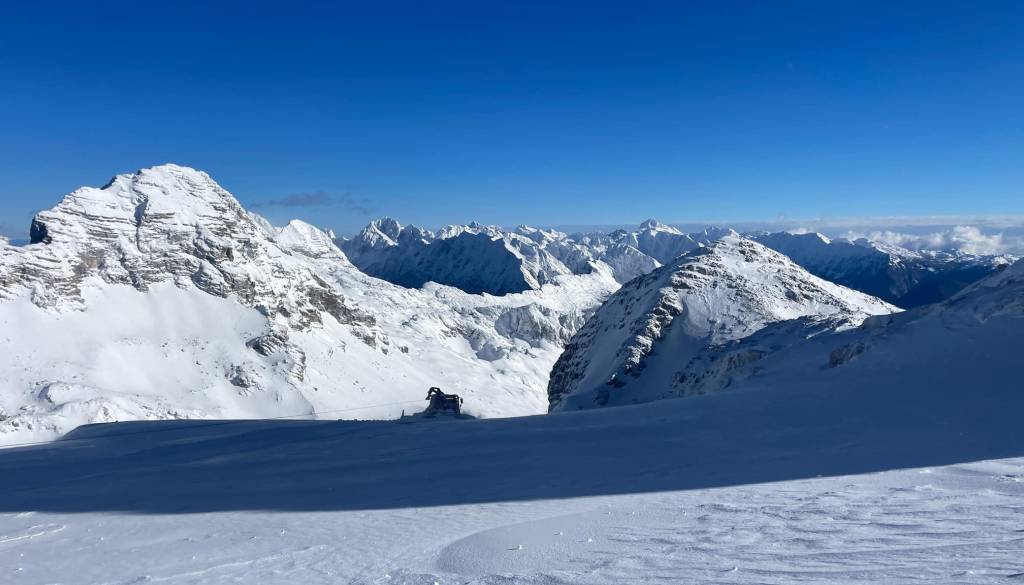 Na območju Kanina kar 11 aktivnih snežnih plazov, danes jih bodo prožili