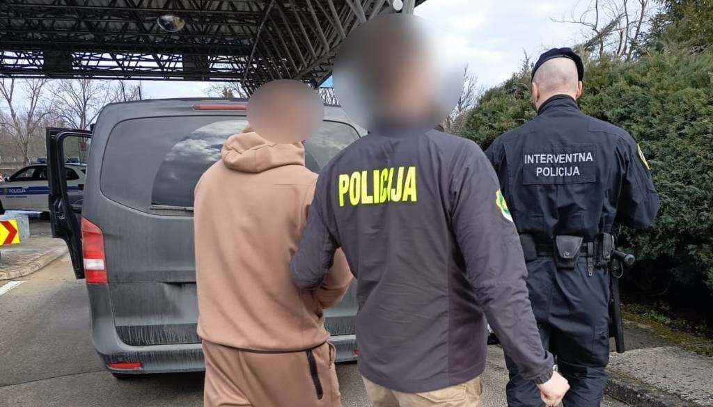 Mednarodno iskani ubežnik po prijetju na Hrvaškem izročen Sloveniji