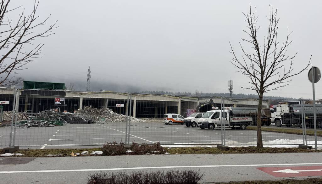 Priljubljena trgovina zaprta zaradi prenove. Kaj bo z zaposlenimi? Imamo odziv Tuša