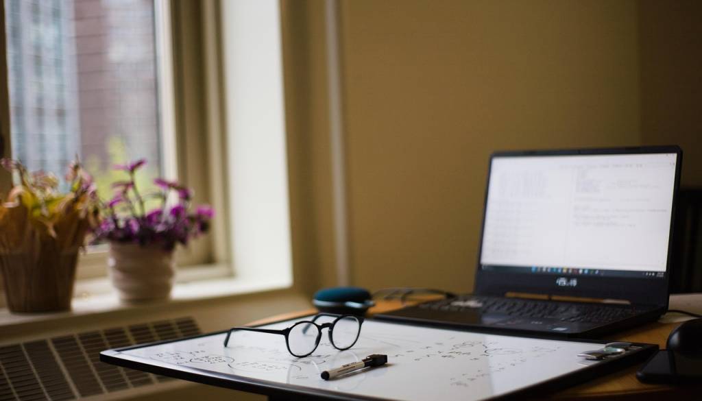 Bodo učitelje zamenjali algoritmi? V državnem svetu razprava o umetni inteligenci v šolah