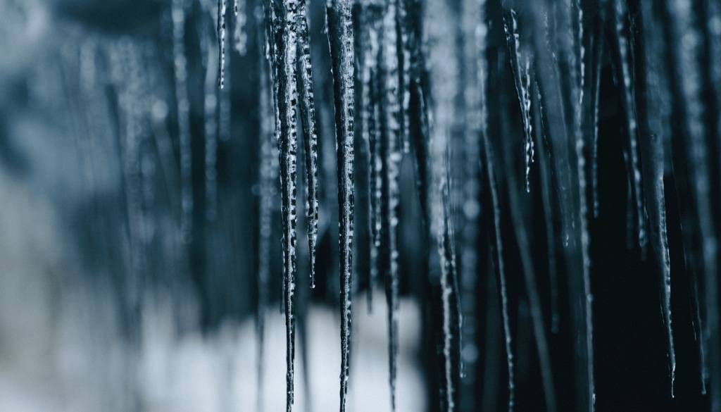 Jutri vse do minus devet stopinj Celzija, znova bo snežilo