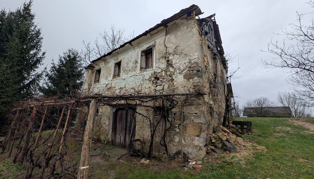 Zgodovinska zidanica za 19.500 evrov razdelila potencialne kupce: Priložnost ali breme?