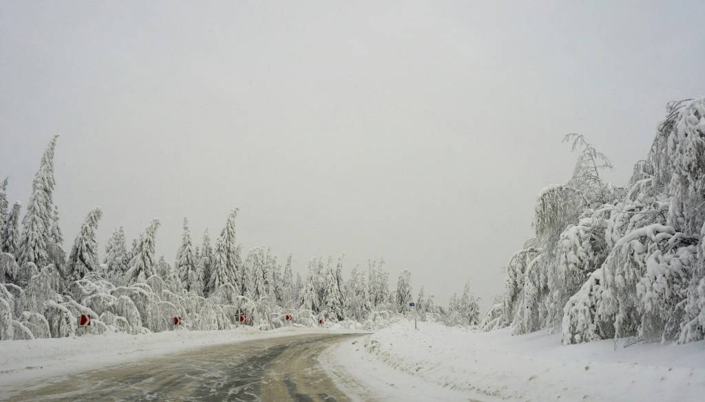 Ponekod po državi sneži, sneg pa ovira promet