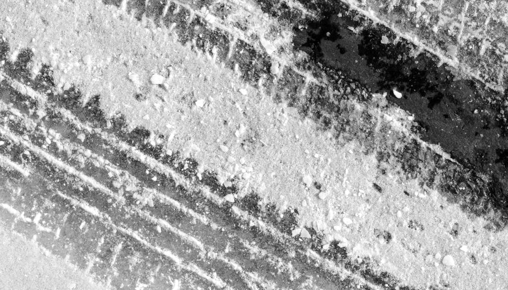 Ponekod po državi sneži, sneg se že oprijema cestišč