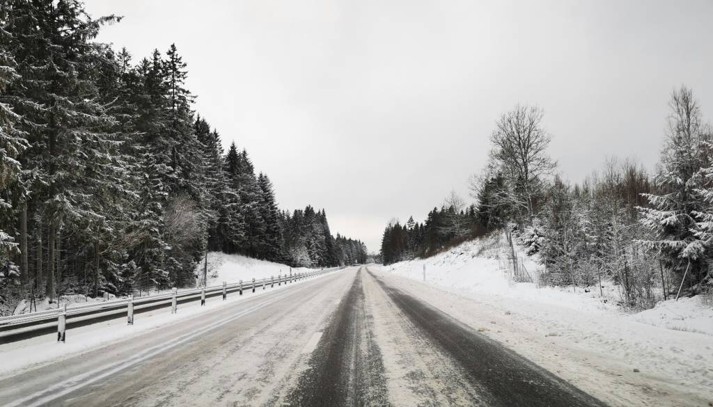 Sneženje se širi, marsikje se sneg že oprijema cestišč