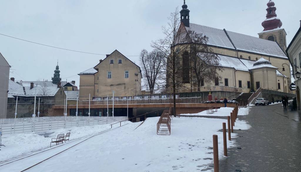 FOTO: Ptuj prekriva snežna odeja, sneženje se nadaljuje