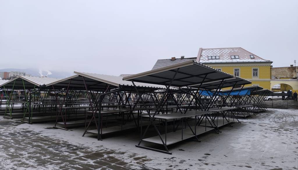 FOTO in VIDEO: Sneg na stojnicah, prodajalci na mrazu: Zakaj Mariborska tržnica životari?