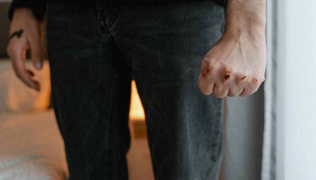 Šok v Tržiču: Mlajši moški se je spravil nad svojo partnerko