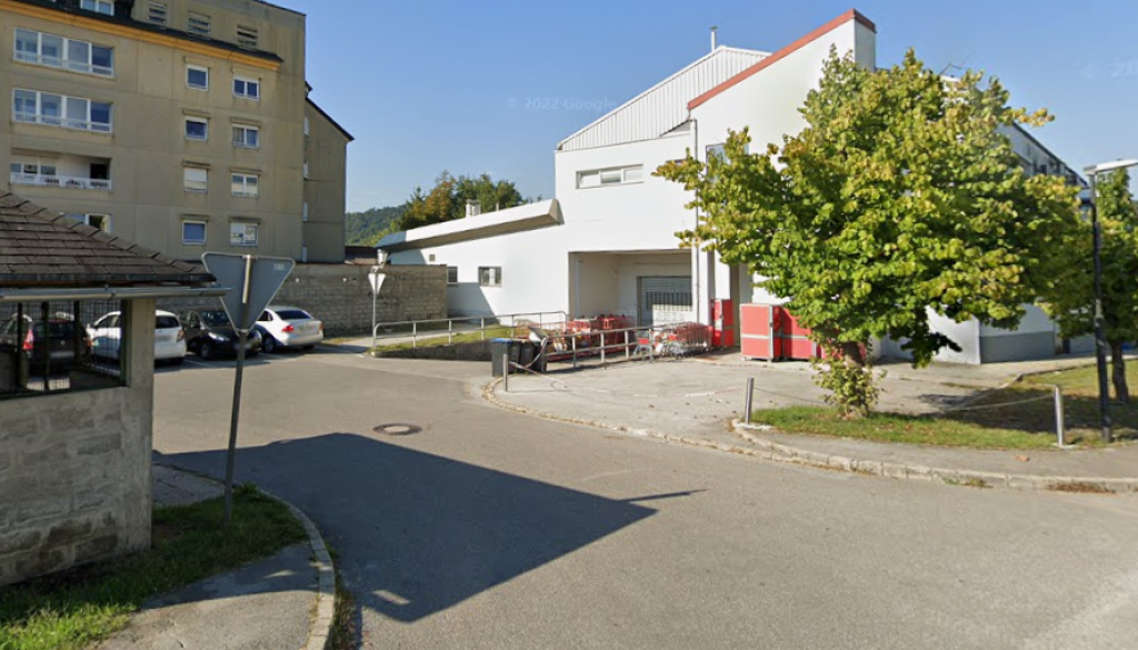 Incident pred Mercatorjem v Podutiku: Po poku petarde naj bi sledil fizični napad na otroka