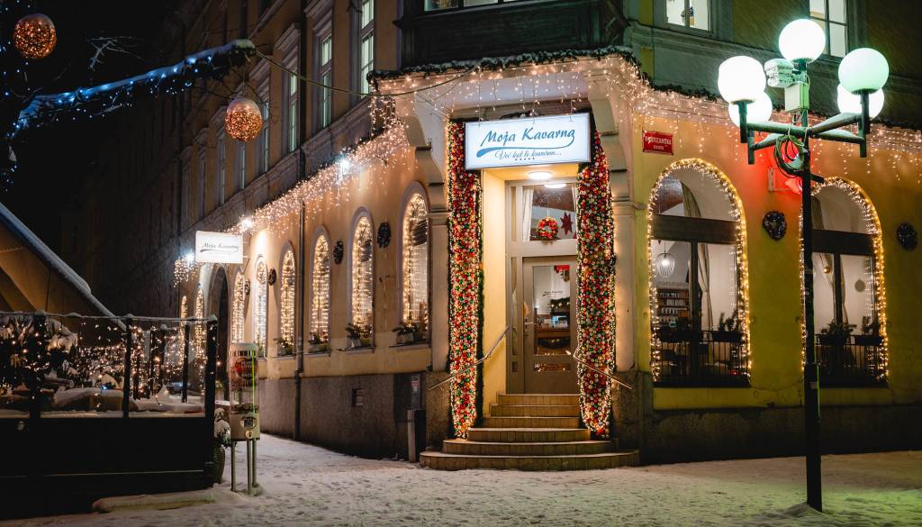 Praznična zgodba, ki je prepričala bralce: Moja kavarna z Naj izložbo