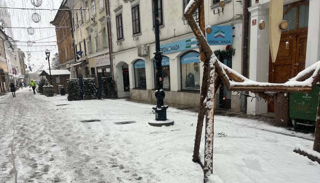Spremljajte razmere: Skoraj povsod sneži, na severu države snega že najmanj