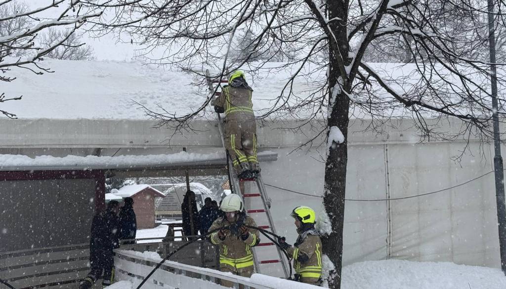 Zaradi obilnega sneženja posredovali gasilci v Parku pod tisočerimi zvezdami