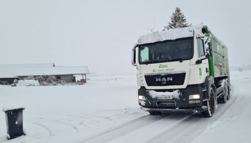 Snaga opozarja: zaradi snega lahko danes v Mariboru zamujajo odvozi odpadko
