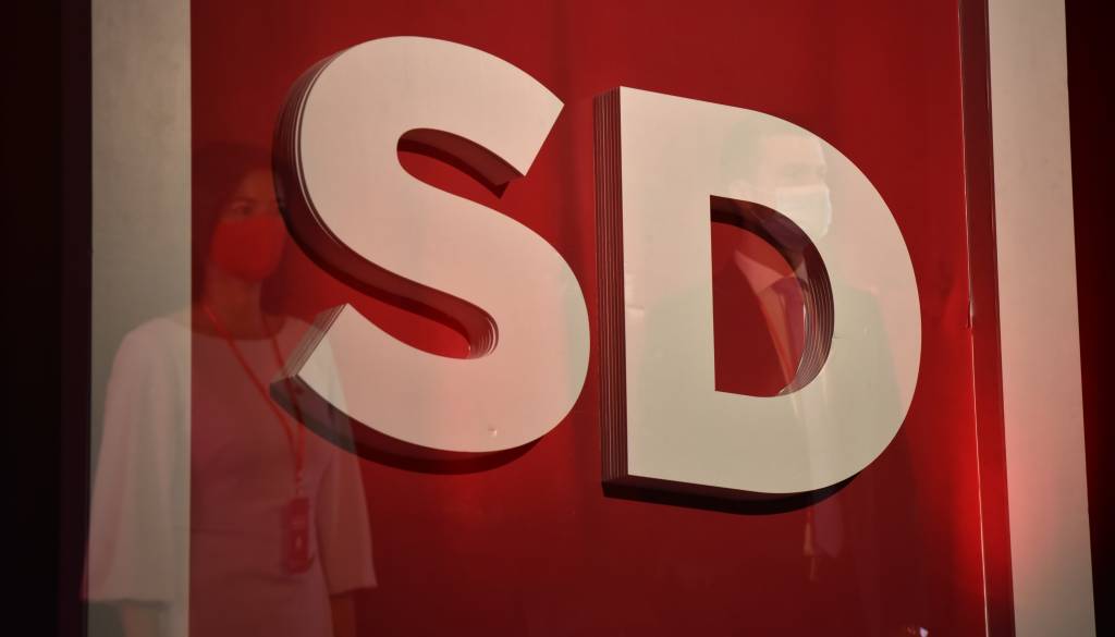 Leto se je šele začelo, bo že prišlo do odmevnega političnega prestopa?