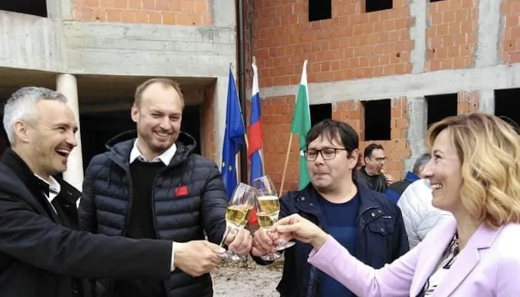 Dom za starejše na Dolenjskem kljub obljubam ne bo dokončan: »To ni le prelom politične besede, temveč tudi prelom odgovornosti do starejših občanov«